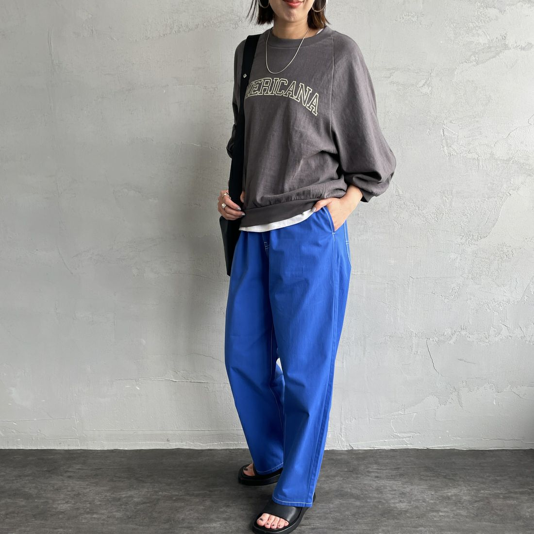 UNIVERSAL OVERALL [ユニバーサルオーバーオール] 別注 バックポケットイージーパンツ [U2512600IN-JF] BLUE &&モデル身長：159cm 着用サイズ：S&&