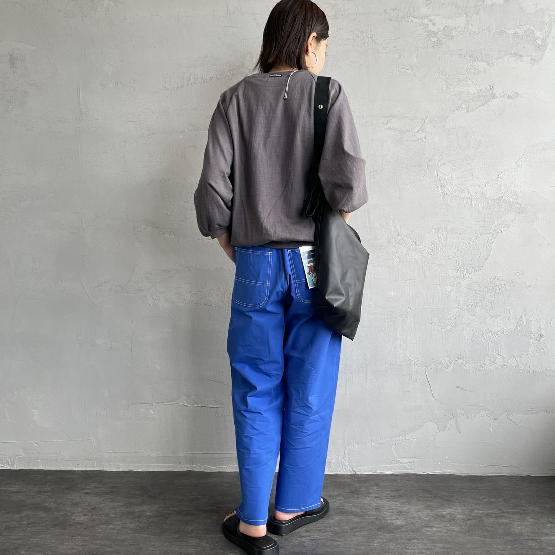 UNIVERSAL OVERALL [ユニバーサルオーバーオール] 別注 バックポケットイージーパンツ [U2512600IN-JF] BLUE &&モデル身長：159cm 着用サイズ：S&&