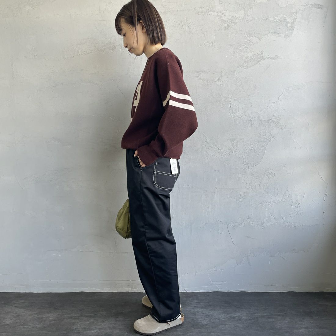 UNIVERSAL OVERALL [ユニバーサルオーバーオール] 別注 バックポケットイージーパンツ [U2512600IN-JF] BLACK&&モデル身長：158cm 着用サイズ：S&&