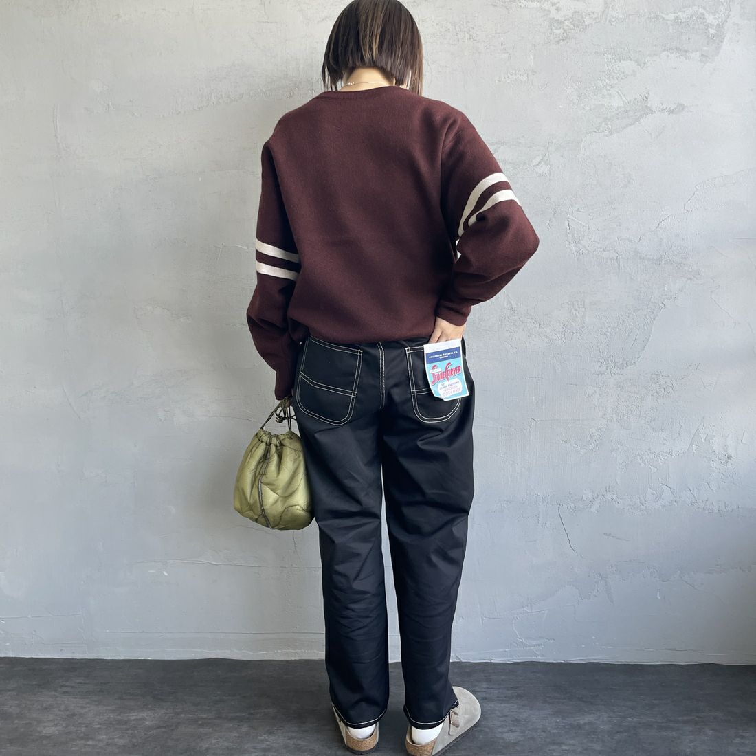 UNIVERSAL OVERALL [ユニバーサルオーバーオール] 別注 バックポケットイージーパンツ [U2512600IN-JF] BLACK&&モデル身長：158cm 着用サイズ：S&&