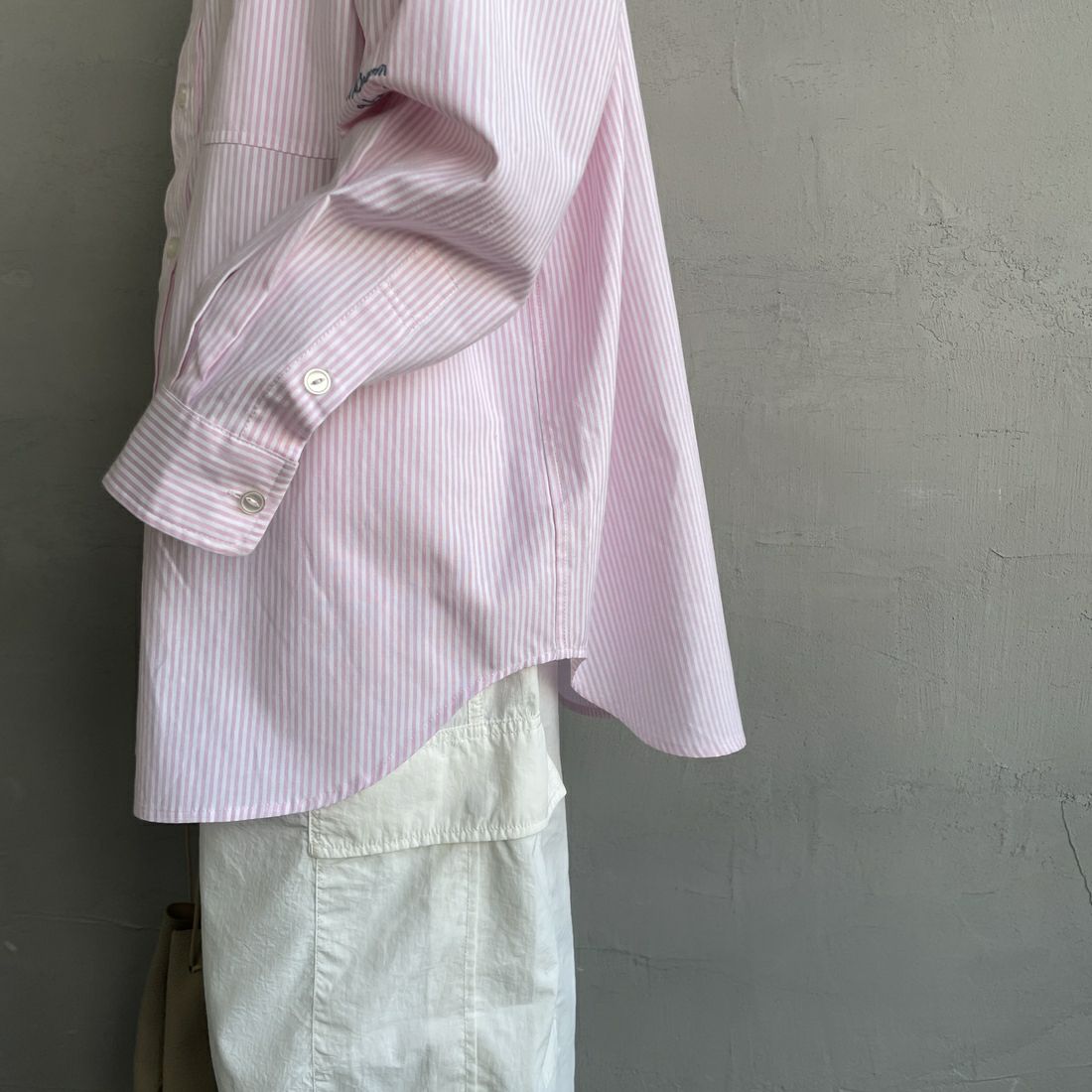 PAY DAY [ペイデイ] 別注 ランダムロゴ刺繍 ビッグシルエットシャツ [PD25-SH-IN5-JF] WHT/PNK &&モデル身長：150cm 着用サイズ：F&&