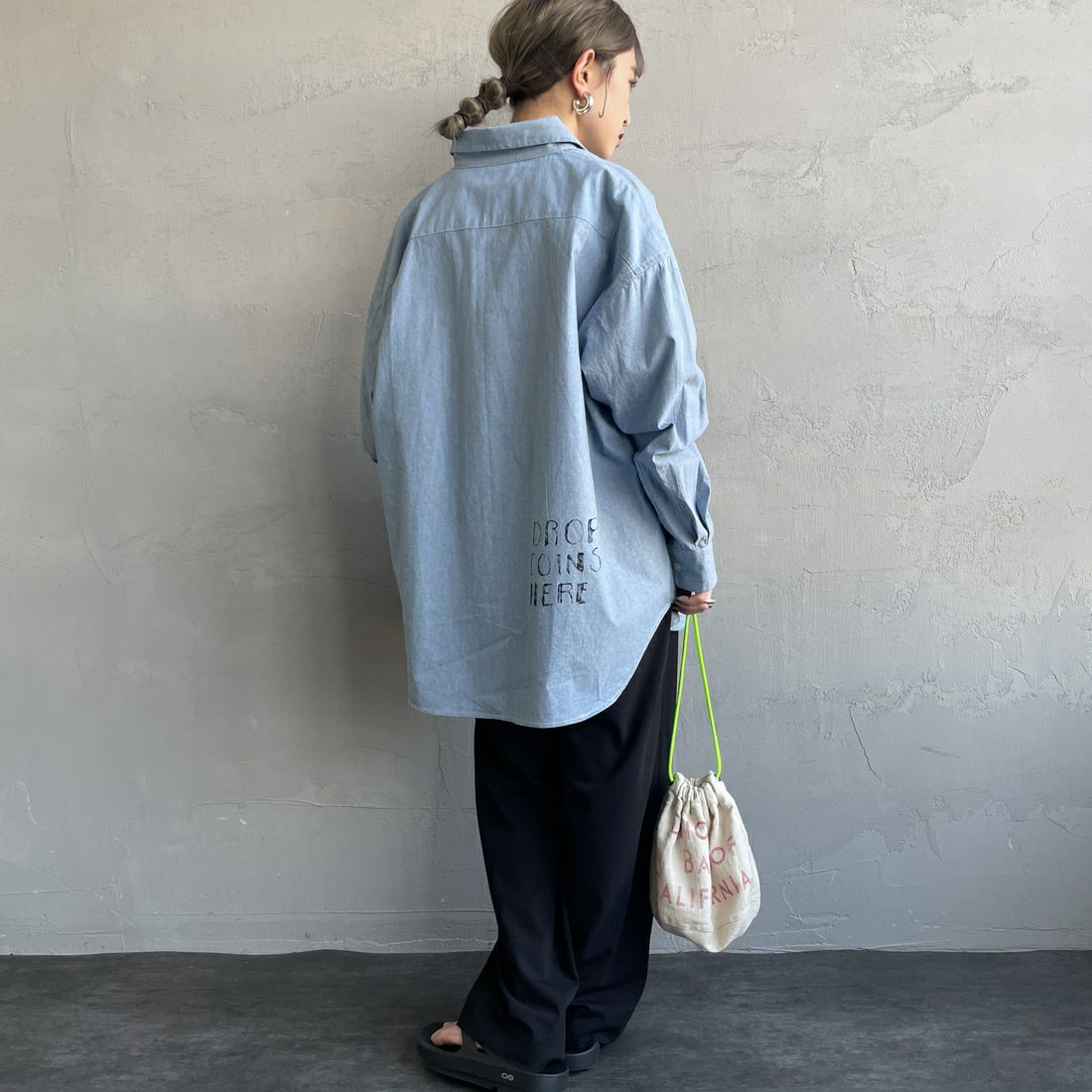 PAY DAY [ペイデイ] 別注 ランダムロゴ刺繍 ビッグシルエットシャツ [PD25-SH-IN5-JF] BLUE &&モデル身長：150cm 着用サイズ：F&&