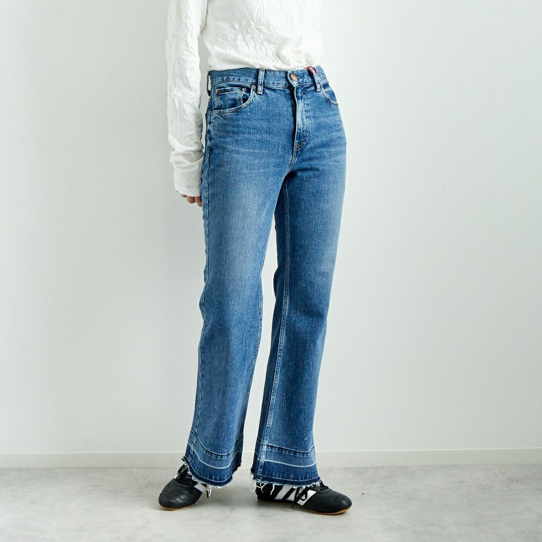 RED CARD TOKYO [レッドカード トーキョー] ピースフレアデニム [12W10401SMD] A-STN MID &&モデル身長：167cm 着用サイズ：24&&