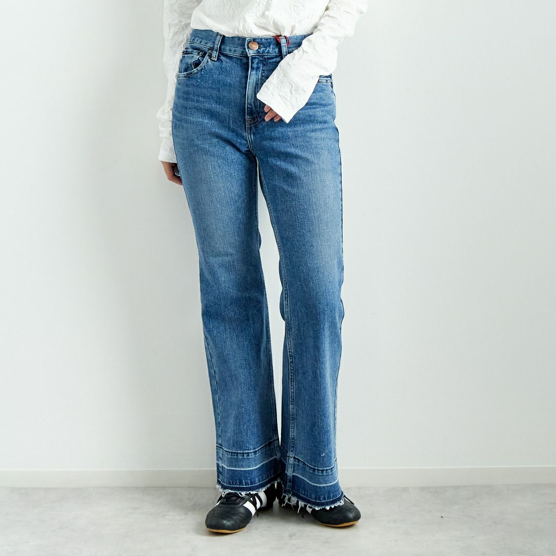RED CARD TOKYO [レッドカード トーキョー] ピースフレアデニム [12W10401SMD] A-STN MID &&モデル身長：167cm 着用サイズ：24&&