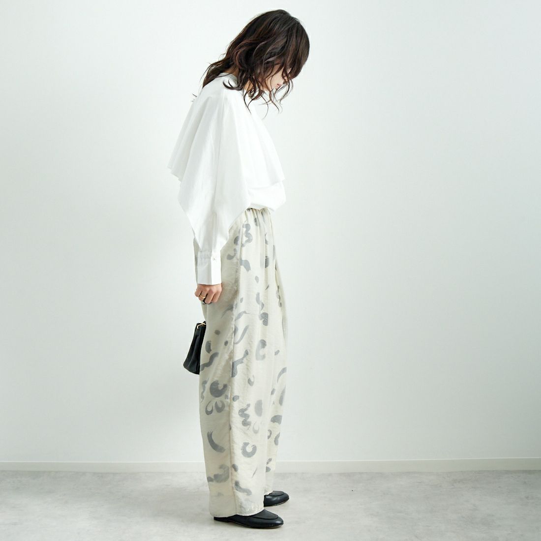 CHIGNON [シニヨン] ラッフルシャツブラウス [1646-487KK] WHITE &&モデル身長：167cm 着用サイズ：F&&