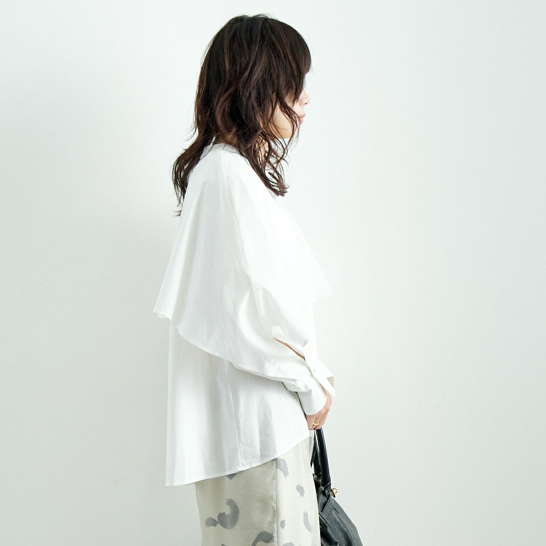 CHIGNON [シニヨン] ラッフルシャツブラウス [1646-487KK] WHITE &&モデル身長：167cm 着用サイズ：F&&