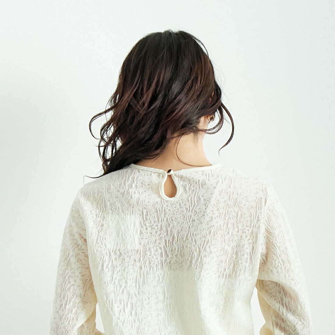 CHIGNON [シニヨン] カットジャカードインナートップス [8246-518NH] O.WHITE &&モデル身長：167cm 着用サイズ：F&&