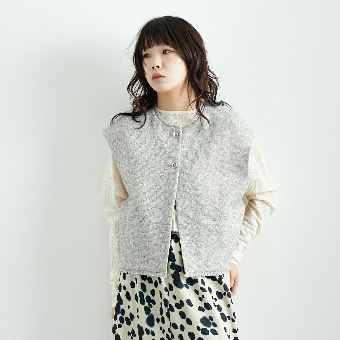 CHIGNON [シニヨン] ツイードショートベスト [4646-494MK] IVORY &&モデル身長：167cm 着用サイズ：F&&