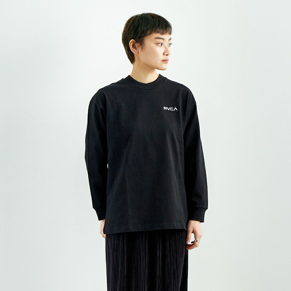 RVCA [ルーカ] バンダナ柄ボックスロゴTシャツ [BF043-051] BLK &&モデル身長：160cm 着用サイズ：S&&