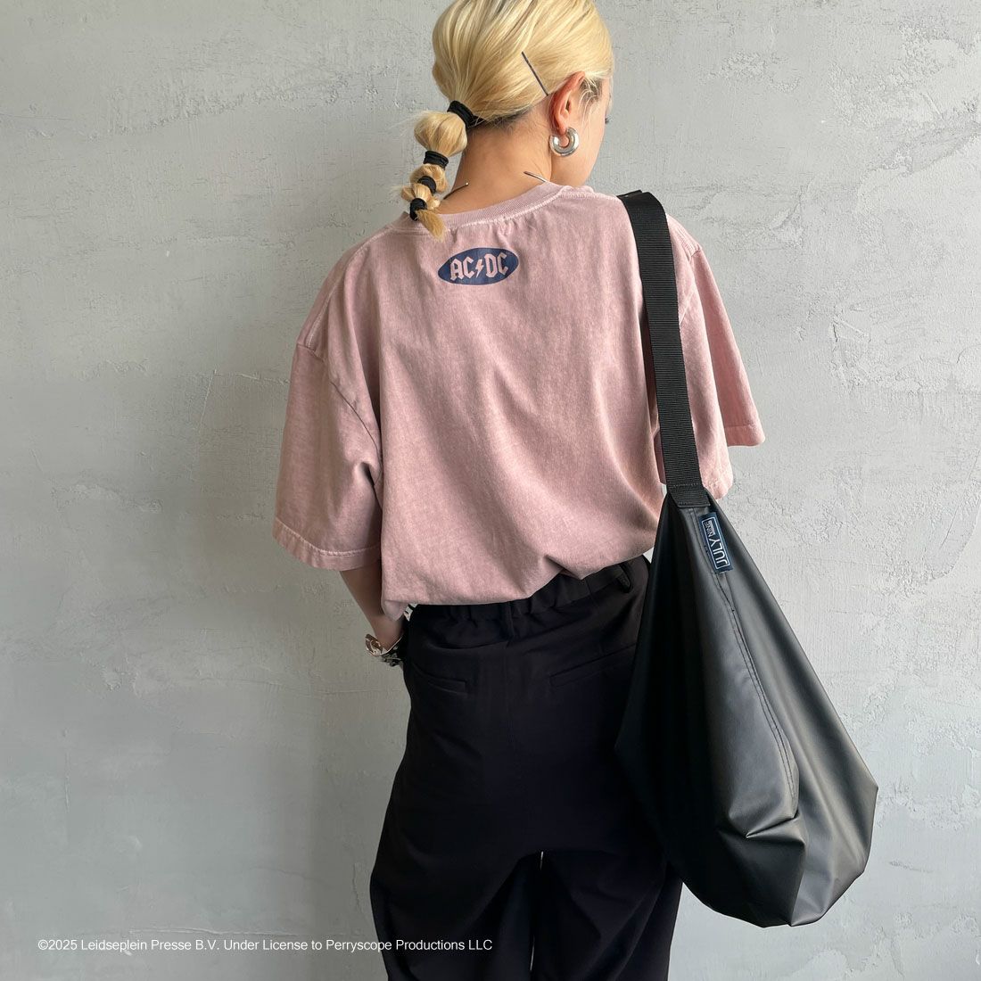 GOOD ROCK SPEED [グッドロックスピード] 別注 AC/DC ロックプリントTシャツ(Who Made Who) [INTN-023-JF] PINK &&モデル身長：150cm 着用サイズ：M&&