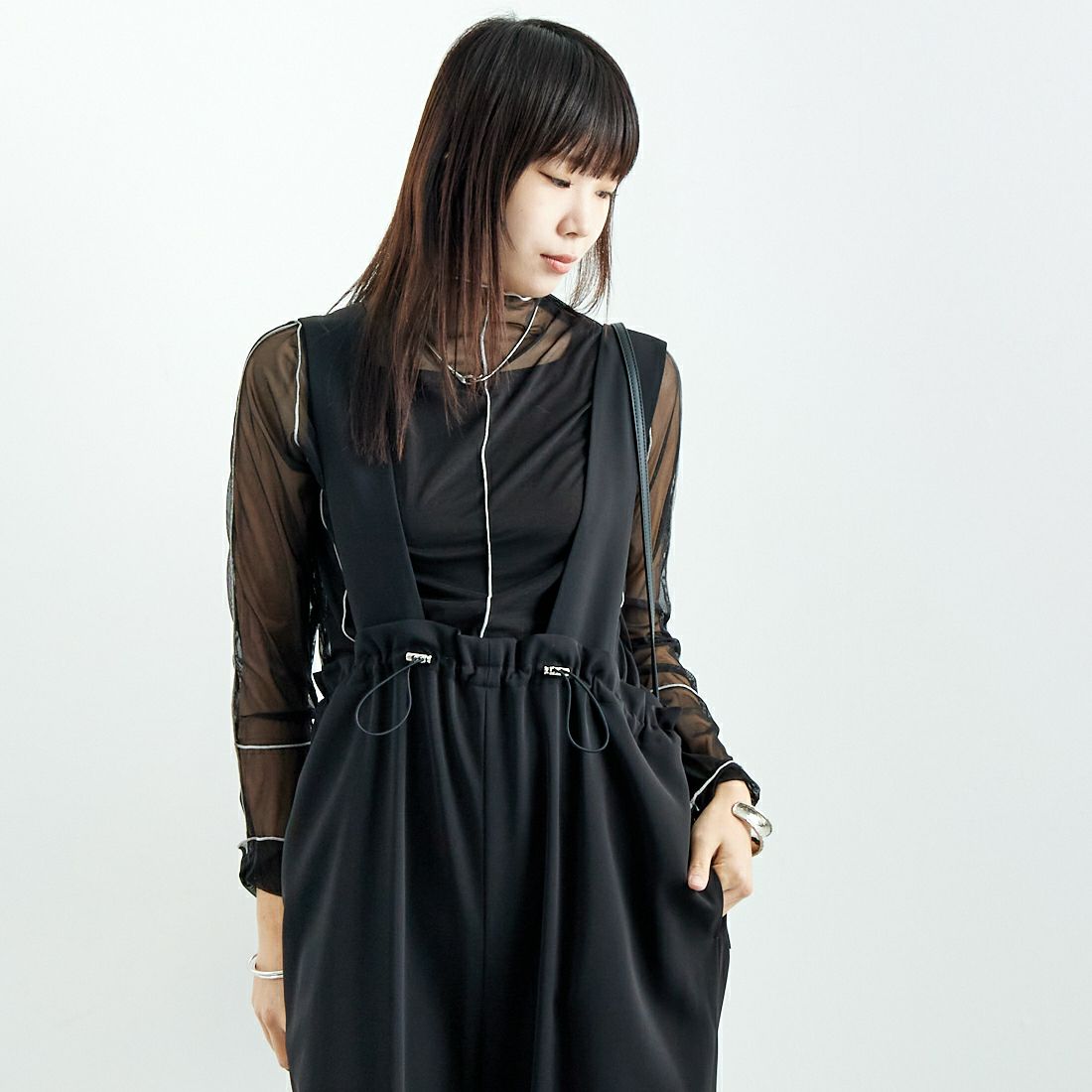 CHIGNON [シニヨン] ドロストデザインサロペット [3246-466KK] BLACK &&モデル身長：167cm 着用サイズ：F&&