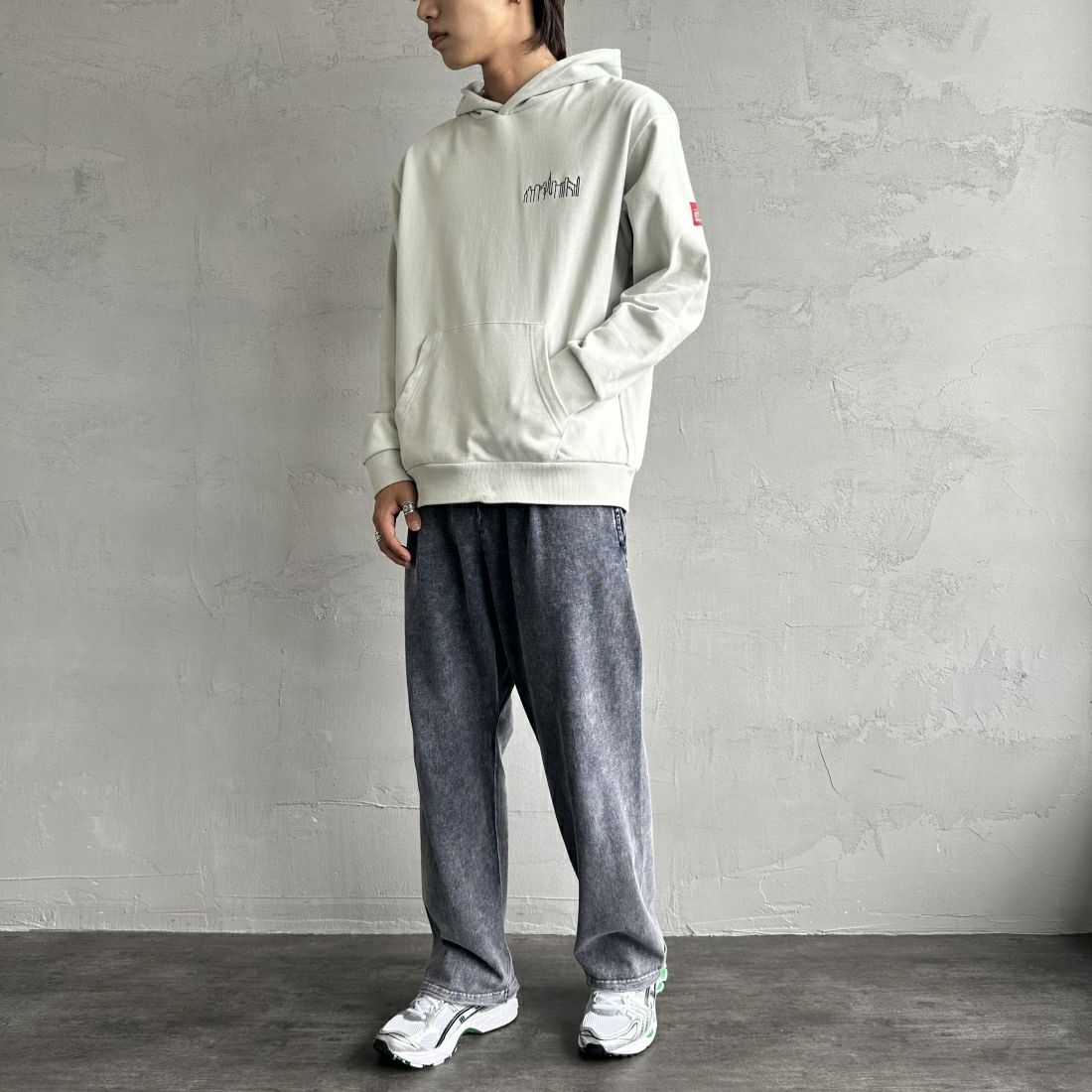 MANHATTAN PORTAGE [マンハッタンポーテージ] 別注 フードロゴ刺繍 スウェットパーカー [23FWMP-IN42-JF] GRAY &&モデル身長：179m 着用サイズ：L&&