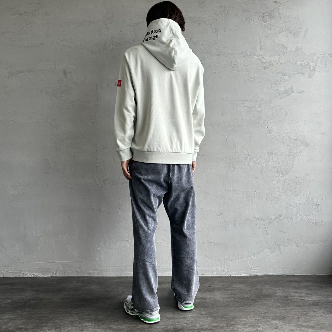 MANHATTAN PORTAGE [マンハッタンポーテージ] 別注 フードロゴ刺繍 スウェットパーカー [23FWMP-IN42-JF] GRAY &&モデル身長：179m 着用サイズ：L&&