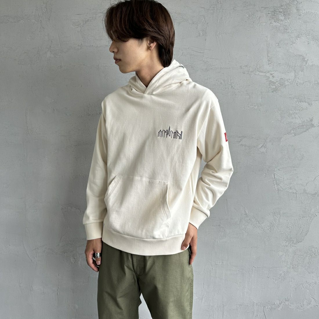 MANHATTAN PORTAGE [マンハッタンポーテージ] 別注 フードロゴ刺繍 スウェットパーカー [23FWMP-IN42-JF] IVORY &&モデル身長：179m 着用サイズ：M&&