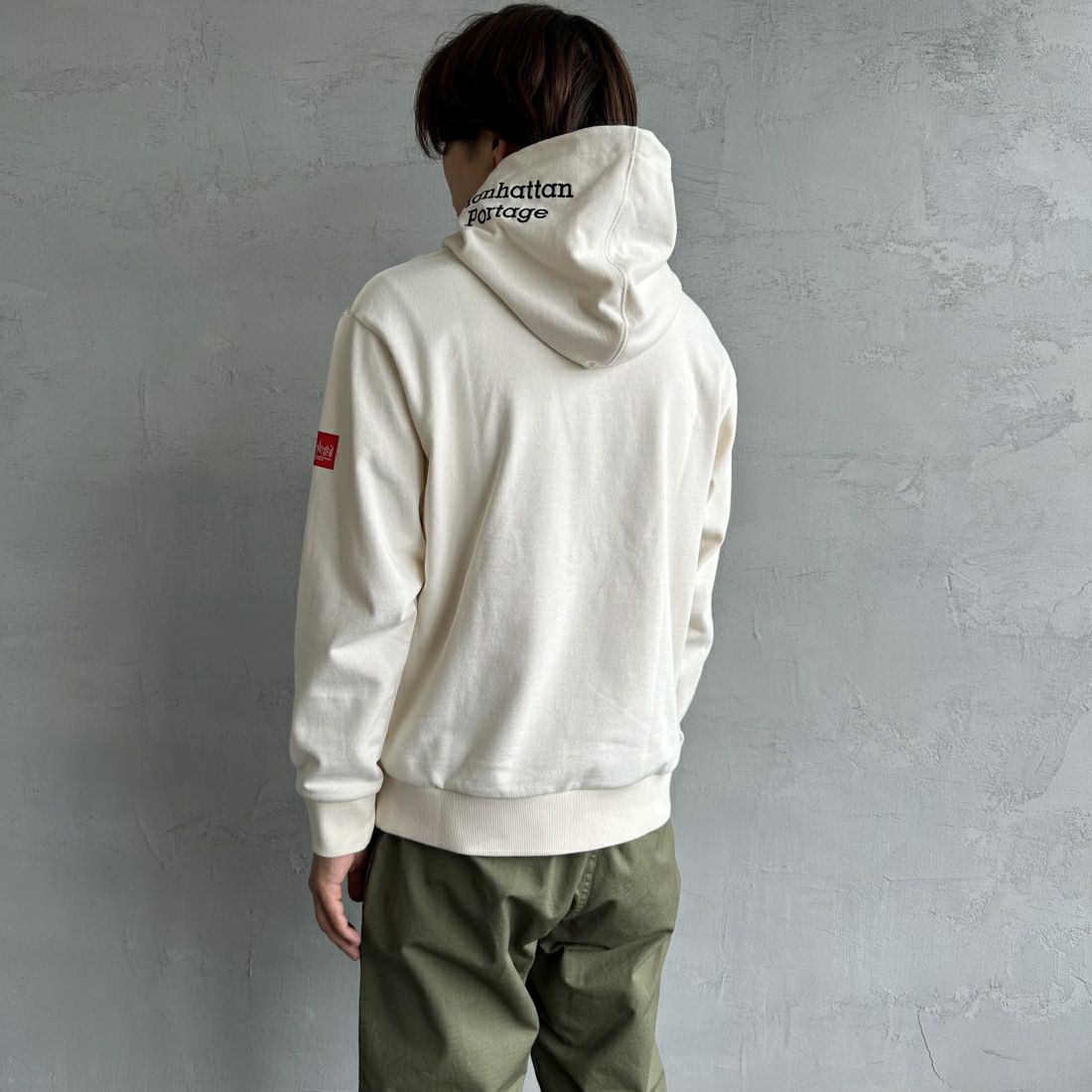 MANHATTAN PORTAGE [マンハッタンポーテージ] 別注 フードロゴ刺繍 スウェットパーカー [23FWMP-IN42-JF] IVORY &&モデル身長：179m 着用サイズ：M&&