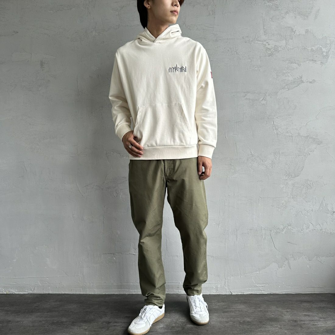 MANHATTAN PORTAGE [マンハッタンポーテージ] 別注 フードロゴ刺繍 スウェットパーカー [23FWMP-IN42-JF] IVORY &&モデル身長：179m 着用サイズ：M&&
