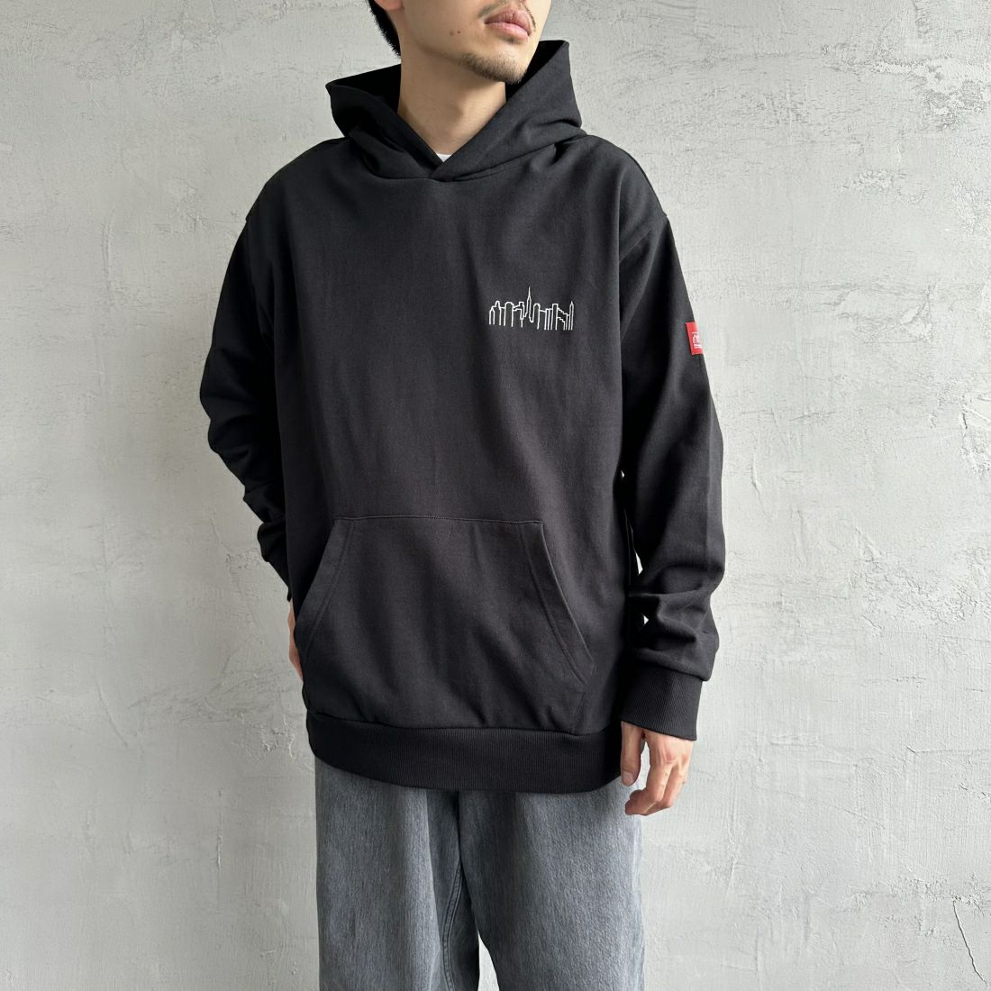 MANHATTAN PORTAGE [マンハッタンポーテージ] 別注 フードロゴ刺繍 スウェットパーカー [23FWMP-IN42-JF] BLACK &&モデル身長：168cm 着用サイズ：XL&&