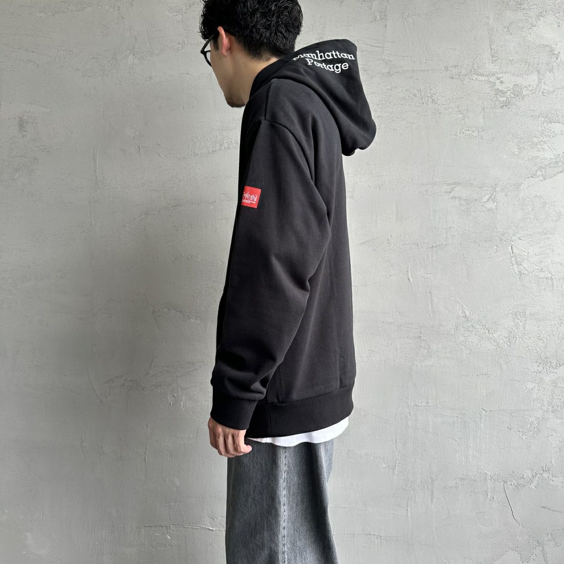 MANHATTAN PORTAGE [マンハッタンポーテージ] 別注 フードロゴ刺繍 スウェットパーカー [23FWMP-IN42-JF] BLACK &&モデル身長：168cm 着用サイズ：XL&&