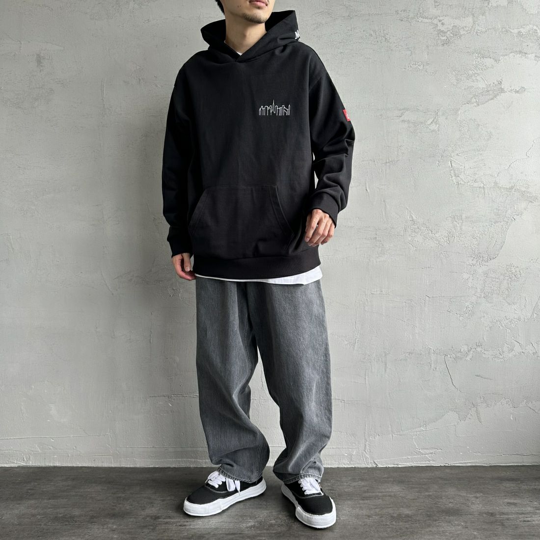 MANHATTAN PORTAGE [マンハッタンポーテージ] 別注 フードロゴ刺繍 スウェットパーカー [23FWMP-IN42-JF] BLACK &&モデル身長：168cm 着用サイズ：XL&&