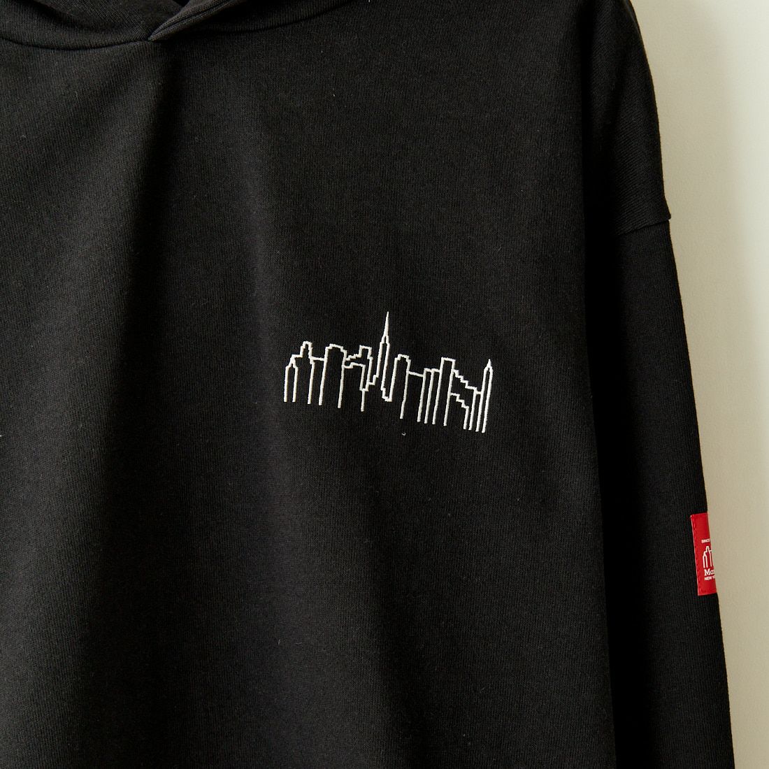MANHATTAN PORTAGE [マンハッタンポーテージ] 別注 フードロゴ刺繍 スウェットパーカー [23FWMP-IN42-JF] BLACK