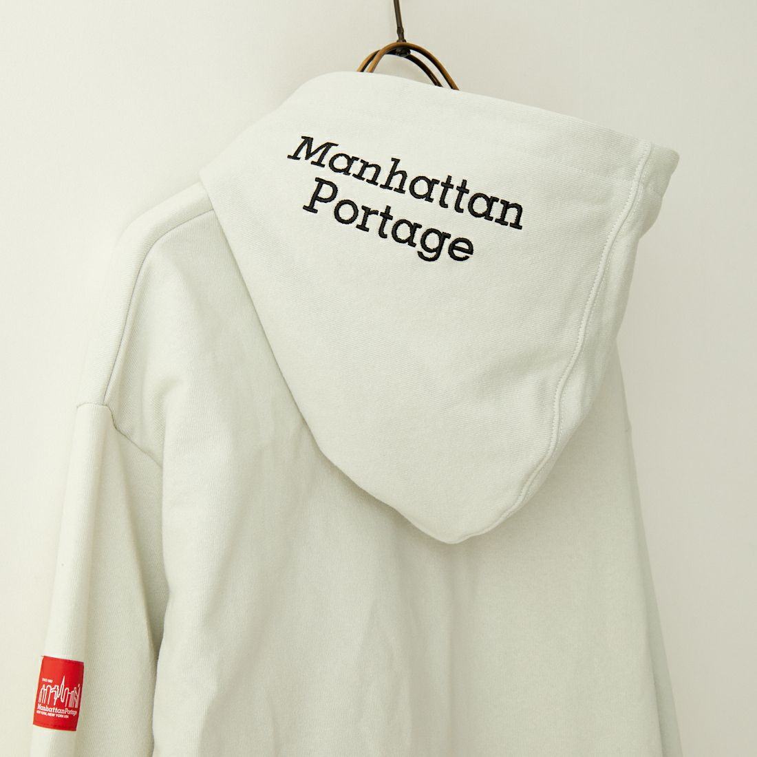 MANHATTAN PORTAGE [マンハッタンポーテージ] 別注 フードロゴ刺繍 スウェットパーカー [23FWMP-IN42-JF] GRAY