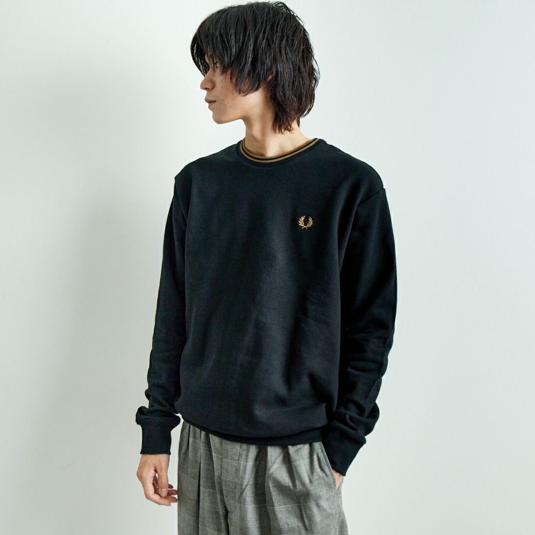 FRED PERRY [フレッドペリー] 別注 ツインティップライン ワンポイントロゴ刺繍クルーネックスウェット [FPM-24A-004-JF] BLACK &&モデル身長：182cm 着用サイズ：L&&