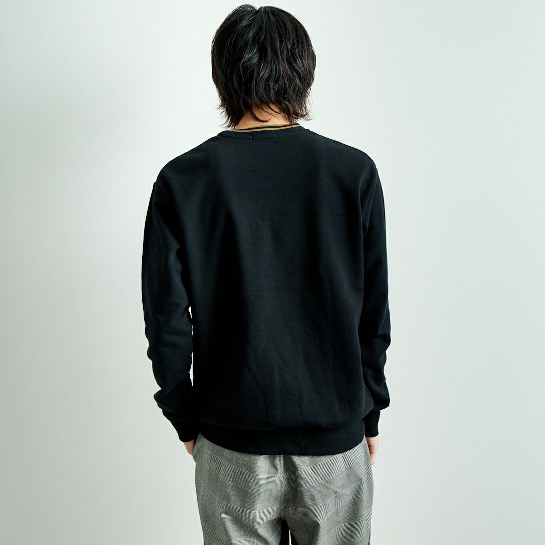 FRED PERRY [フレッドペリー] 別注 ツインティップライン ワンポイントロゴ刺繍クルーネックスウェット [FPM-24A-004-JF] BLACK &&モデル身長：182cm 着用サイズ：L&&