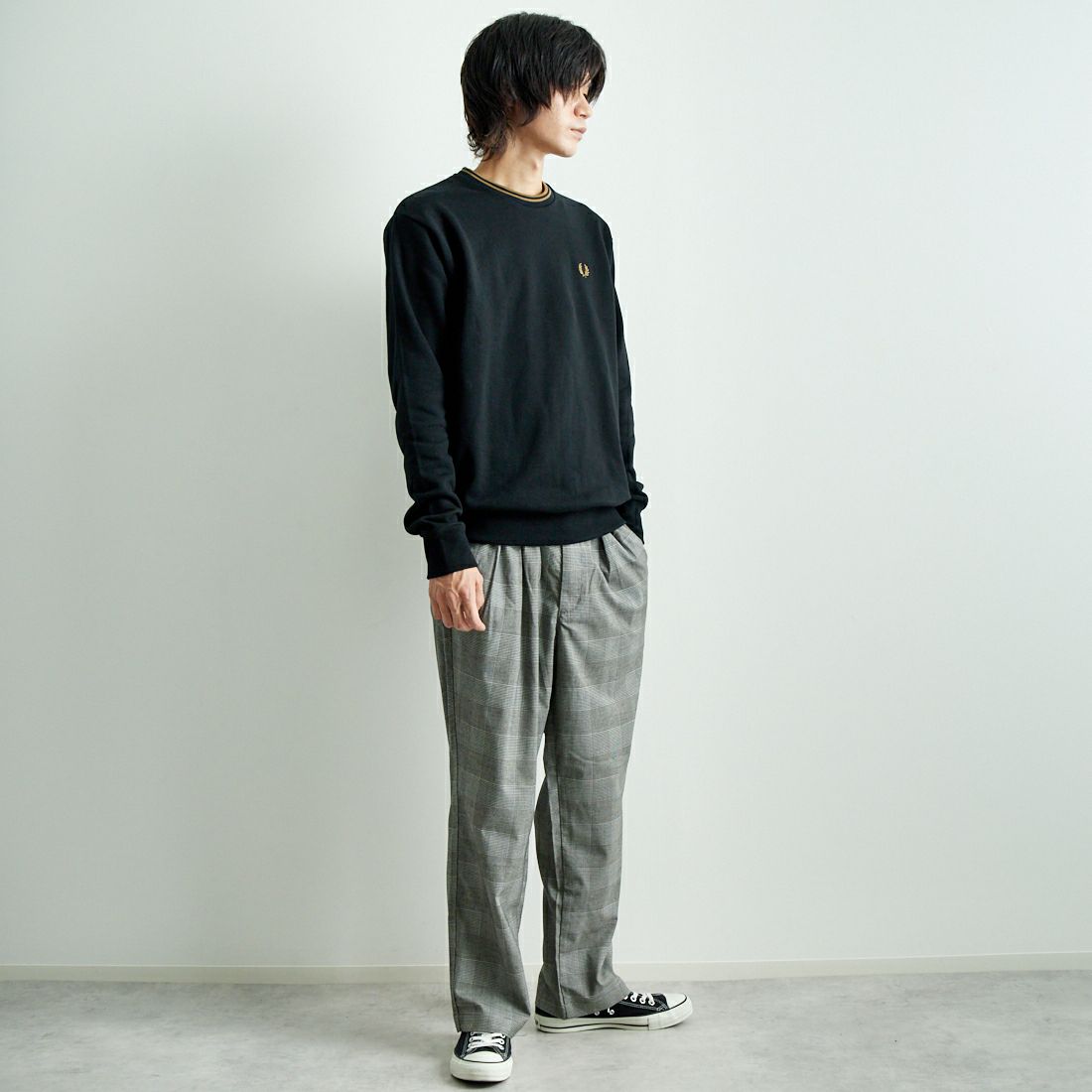 FRED PERRY [フレッドペリー] 別注 ツインティップライン ワンポイントロゴ刺繍クルーネックスウェット [FPM-24A-004-JF] BLACK &&モデル身長：182cm 着用サイズ：L&&