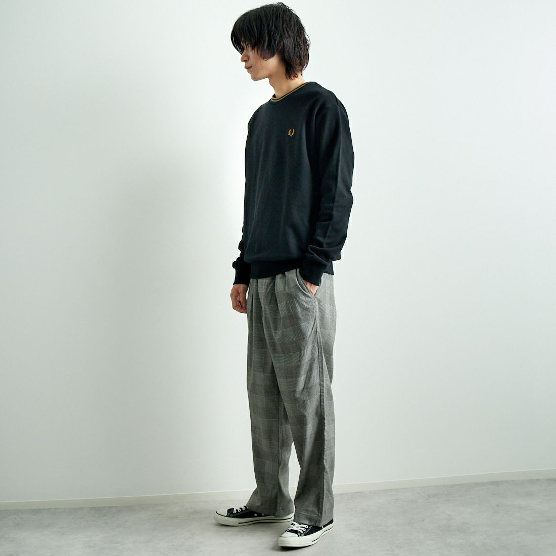 FRED PERRY [フレッドペリー] 別注 ツインティップライン ワンポイントロゴ刺繍クルーネックスウェット [FPM-24A-004-JF] BLACK &&モデル身長：182cm 着用サイズ：L&&