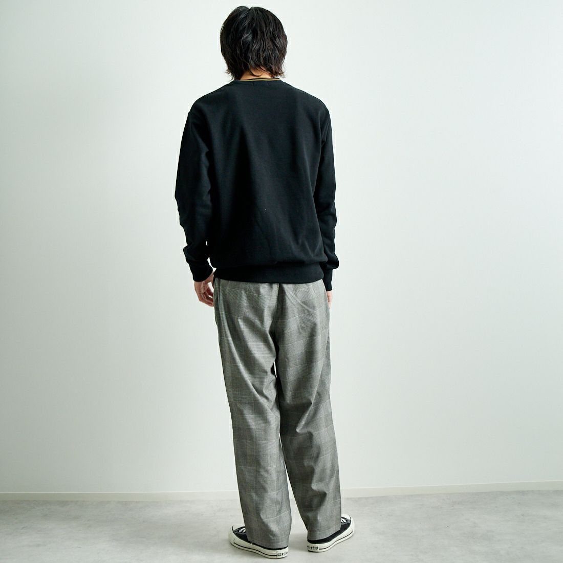 FRED PERRY [フレッドペリー] 別注 ツインティップライン ワンポイントロゴ刺繍クルーネックスウェット [FPM-24A-004-JF] BLACK &&モデル身長：182cm 着用サイズ：L&&