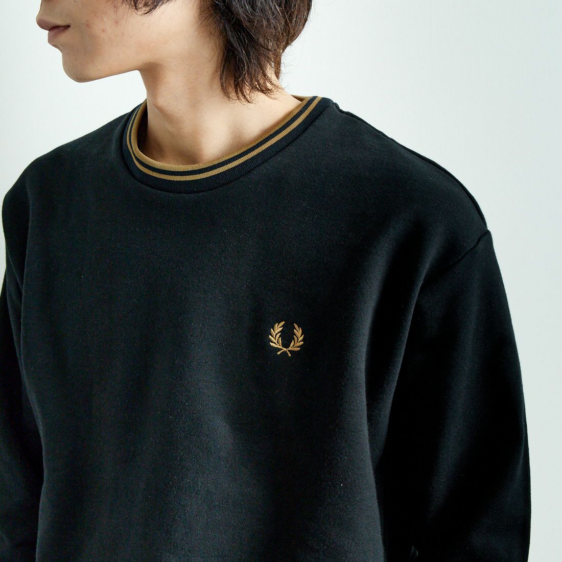 FRED PERRY [フレッドペリー] 別注 ツインティップライン ワンポイントロゴ刺繍クルーネックスウェット [FPM-24A-004-JF] BLACK