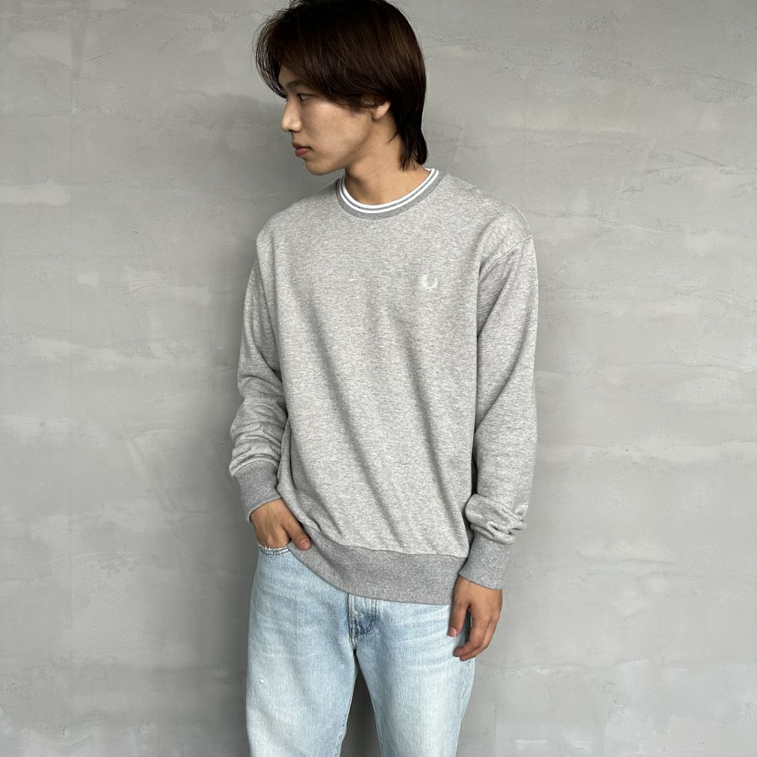 FRED PERRY [フレッドペリー] 別注 ツインティップライン ワンポイントロゴ刺繍クルーネックスウェット [FPM-24A-004-JF] STEEL MARL &&モデル身長：179cm 着用サイズ：L&&
