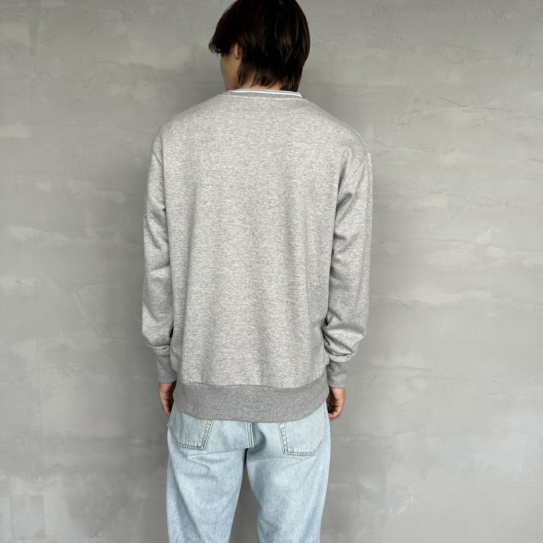 FRED PERRY [フレッドペリー] 別注 ツインティップライン ワンポイントロゴ刺繍クルーネックスウェット [FPM-24A-004-JF] STEEL MARL &&モデル身長：179cm 着用サイズ：L&&