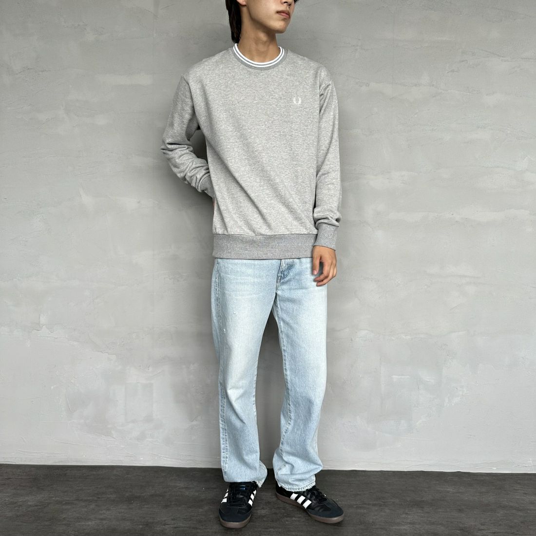 FRED PERRY [フレッドペリー] 別注 ツインティップライン ワンポイントロゴ刺繍クルーネックスウェット [FPM-24A-004-JF] STEEL MARL &&モデル身長：179cm 着用サイズ：L&&