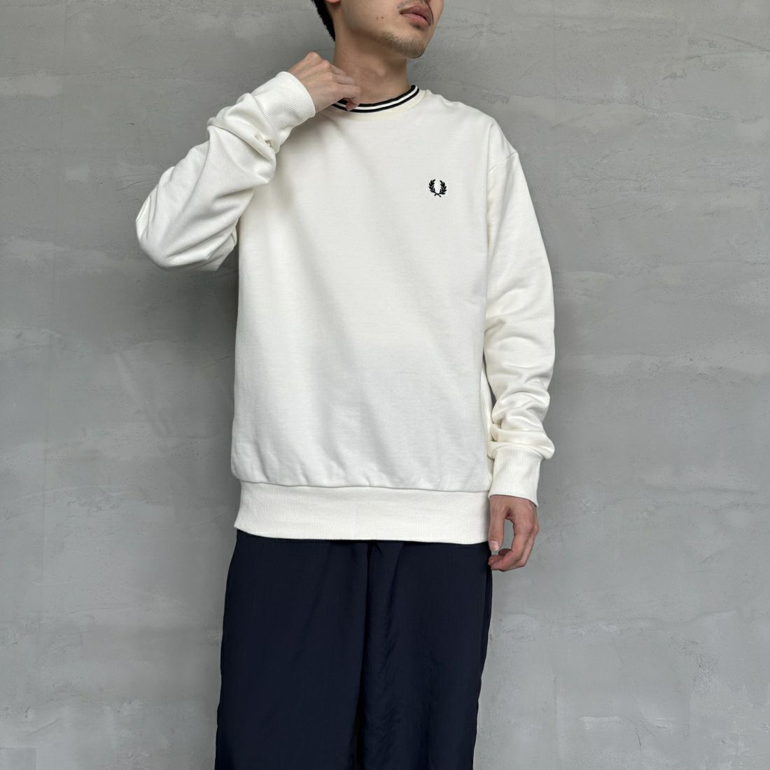 FRED PERRY [フレッドペリー] 別注 ツインティップライン ワンポイントロゴ刺繍クルーネックスウェット [FPM-24A-004-JF] ECRU &&モデル身長：168cm 着用サイズ：L&&