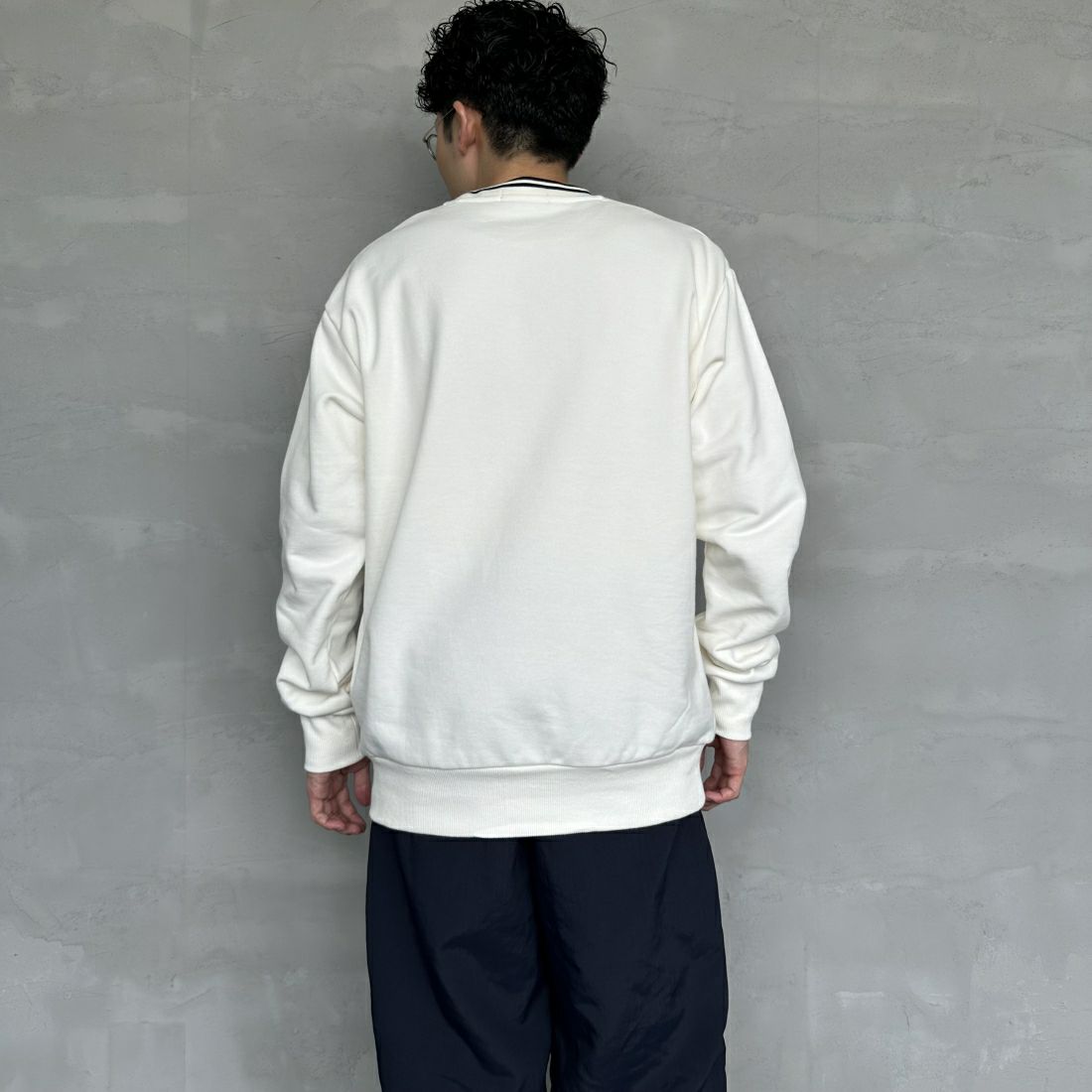 FRED PERRY [フレッドペリー] 別注 ツインティップライン ワンポイントロゴ刺繍クルーネックスウェット [FPM-24A-004-JF] ECRU &&モデル身長：168cm 着用サイズ：L&&