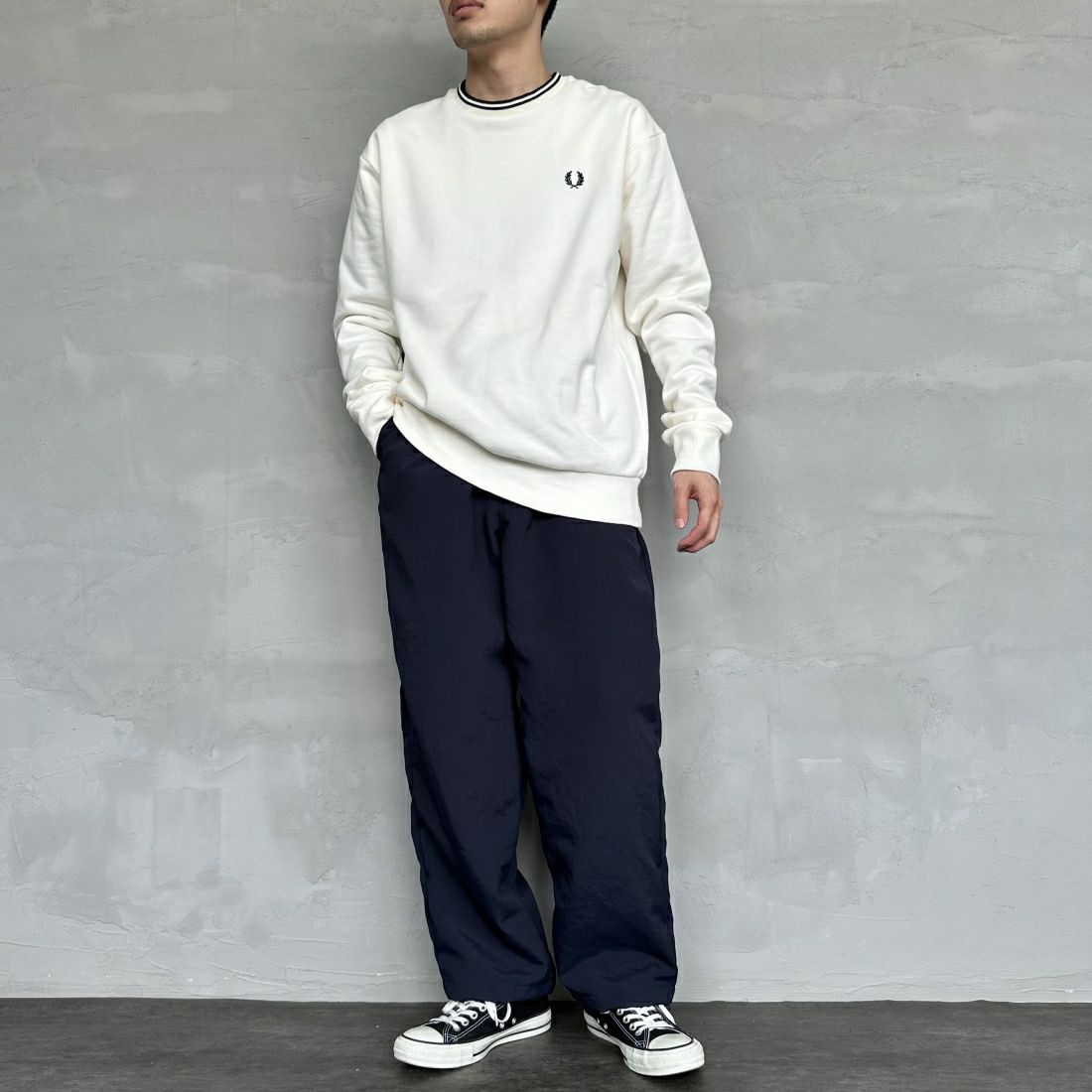 FRED PERRY [フレッドペリー] 別注 ツインティップライン ワンポイントロゴ刺繍クルーネックスウェット [FPM-24A-004-JF] ECRU &&モデル身長：168cm 着用サイズ：L&&