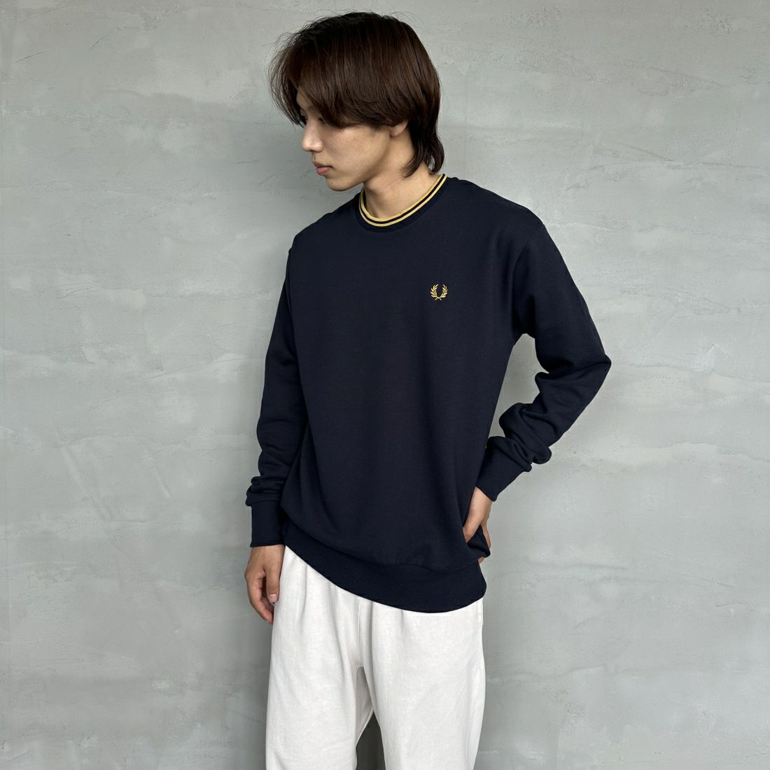 FRED PERRY [フレッドペリー] 別注 ツインティップライン ワンポイントロゴ刺繍クルーネックスウェット [FPM-24A-004-JF] NAVY &&モデル身長：179cm 着用サイズ：L&&
