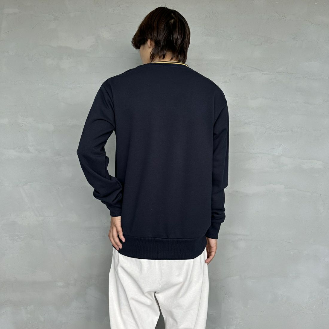 FRED PERRY [フレッドペリー] 別注 ツインティップライン ワンポイントロゴ刺繍クルーネックスウェット [FPM-24A-004-JF] NAVY &&モデル身長：179cm 着用サイズ：L&&