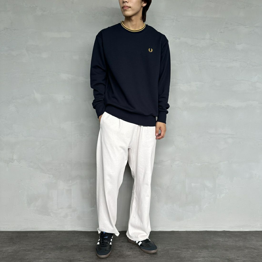 FRED PERRY [フレッドペリー] 別注 ツインティップライン ワンポイントロゴ刺繍クルーネックスウェット [FPM-24A-004-JF] NAVY &&モデル身長：179cm 着用サイズ：L&&