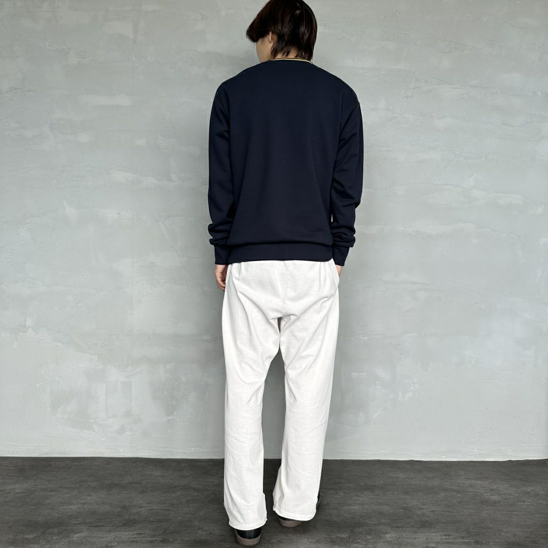 FRED PERRY [フレッドペリー] 別注 ツインティップライン ワンポイントロゴ刺繍クルーネックスウェット [FPM-24A-004-JF] NAVY &&モデル身長：179cm 着用サイズ：L&&