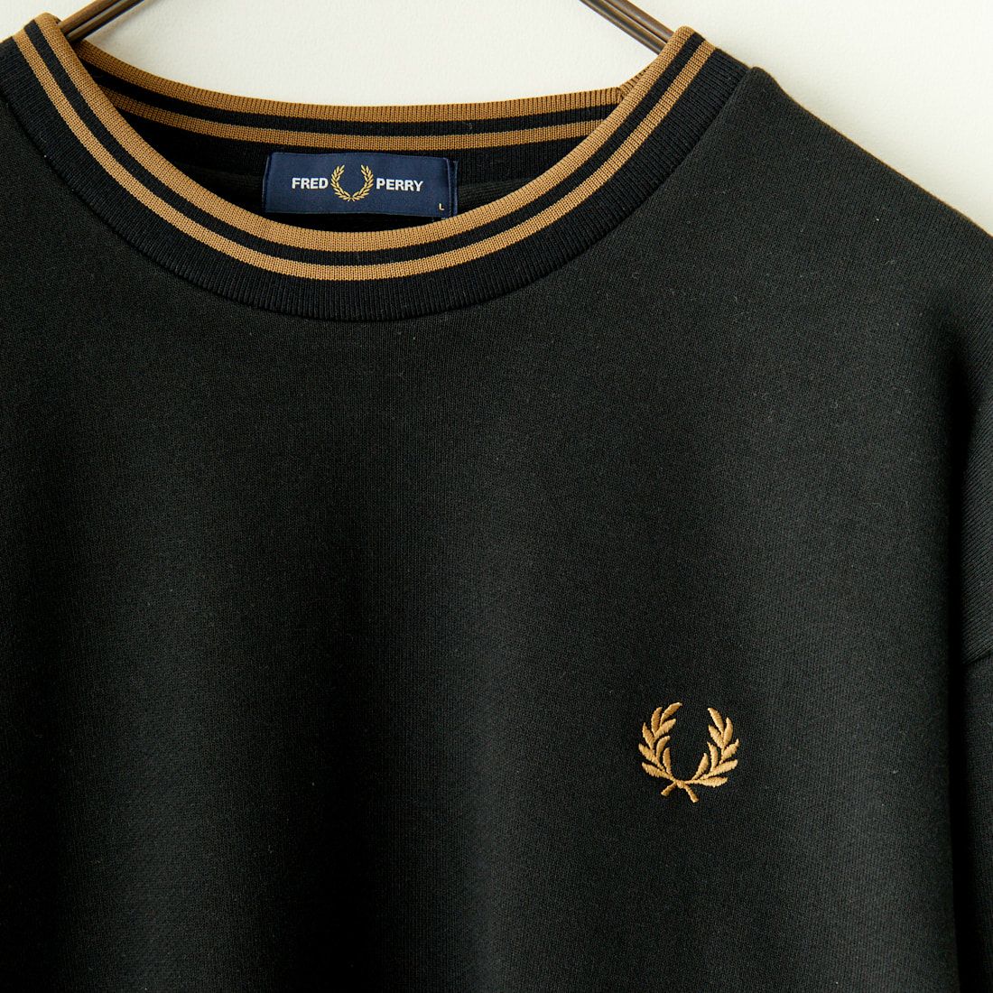 FRED PERRY [フレッドペリー] 別注 ツインティップライン ワンポイントロゴ刺繍クルーネックスウェット [FPM-24A-004-JF] BLACK