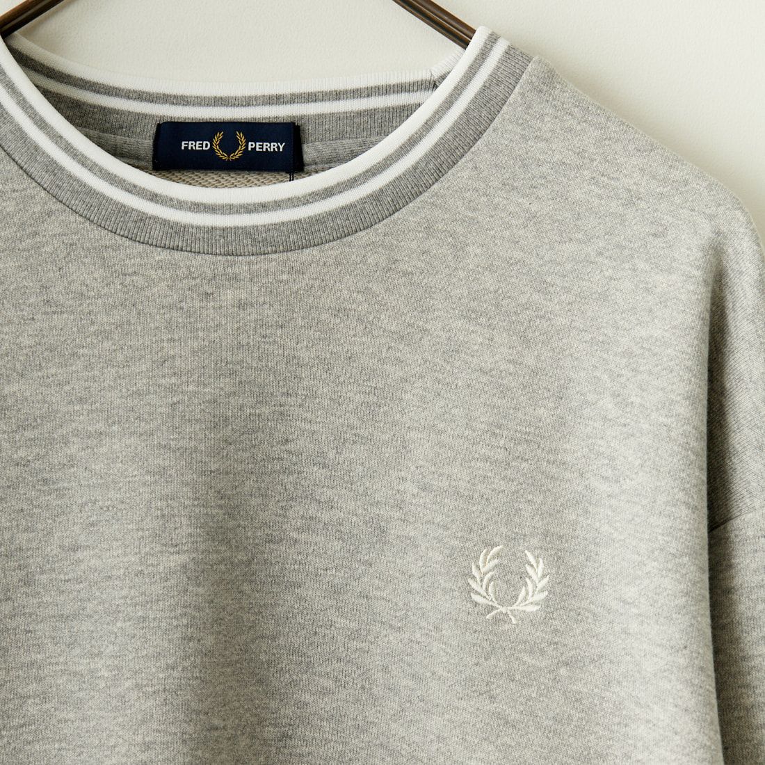 FRED PERRY [フレッドペリー] 別注 ツインティップライン ワンポイントロゴ刺繍クルーネックスウェット [FPM-24A-004-JF] STEEL MARL