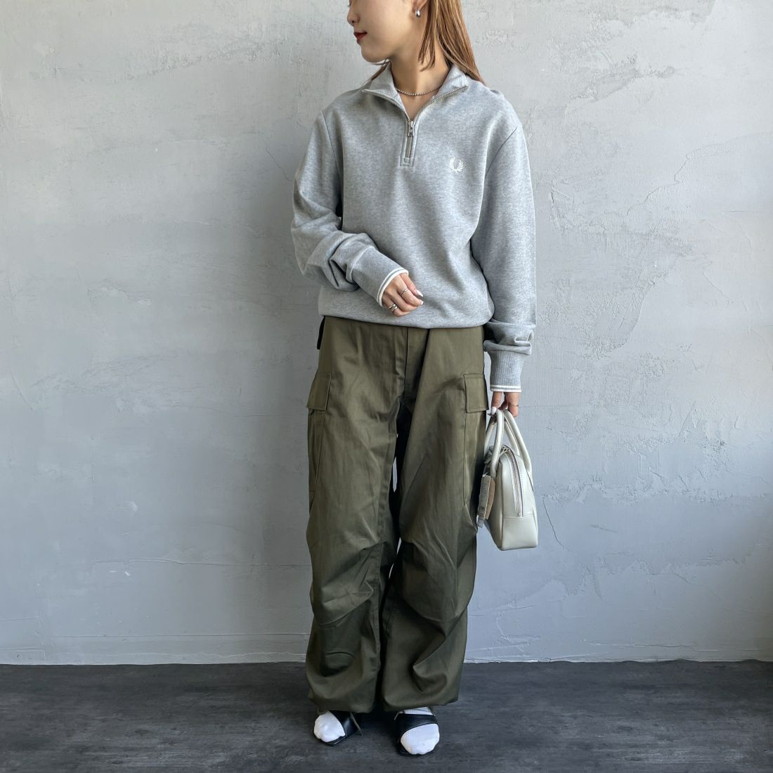 FRED PERRY [フレッドペリー] ワンポイントロゴ刺繍 ハーフジップスウェット [M3574] 420 STEEL &&モデル身長：156cm 着用サイズ：S&&