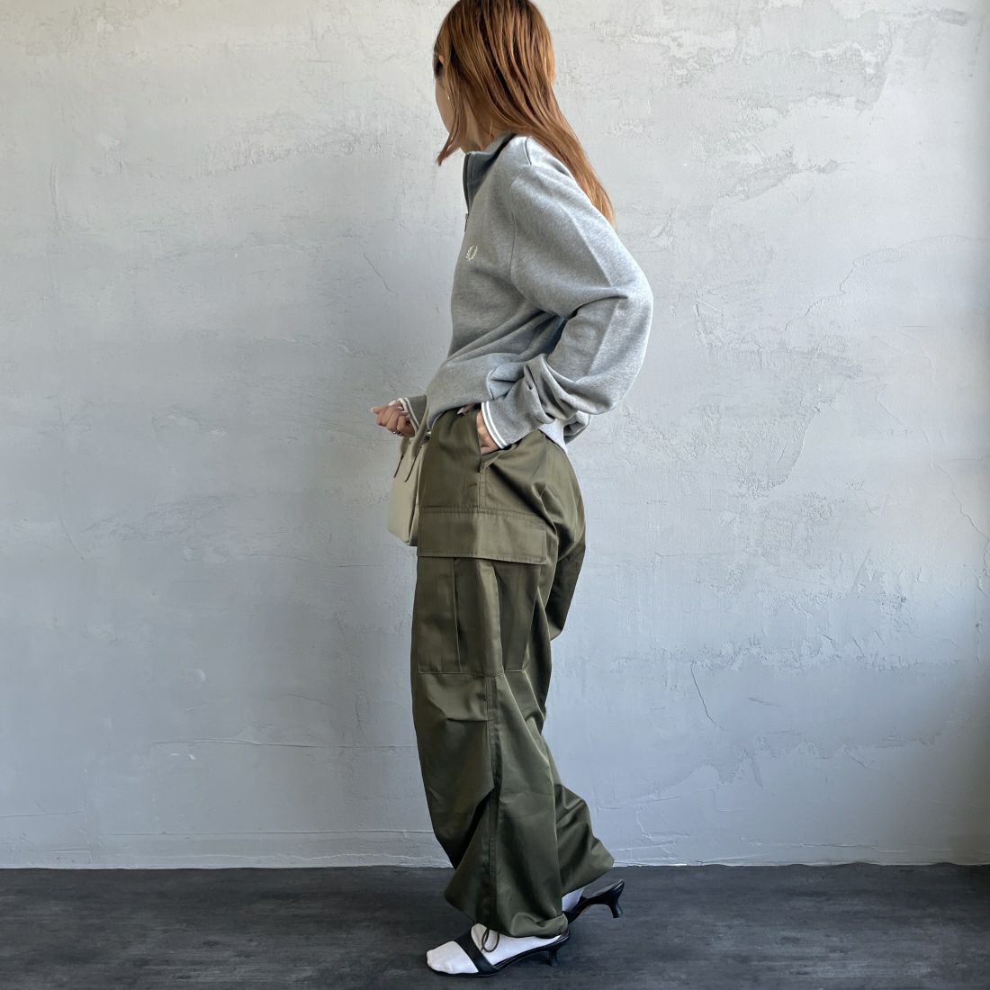 FRED PERRY [フレッドペリー] ワンポイントロゴ刺繍 ハーフジップスウェット [M3574] 420 STEEL &&モデル身長：156cm 着用サイズ：S&&