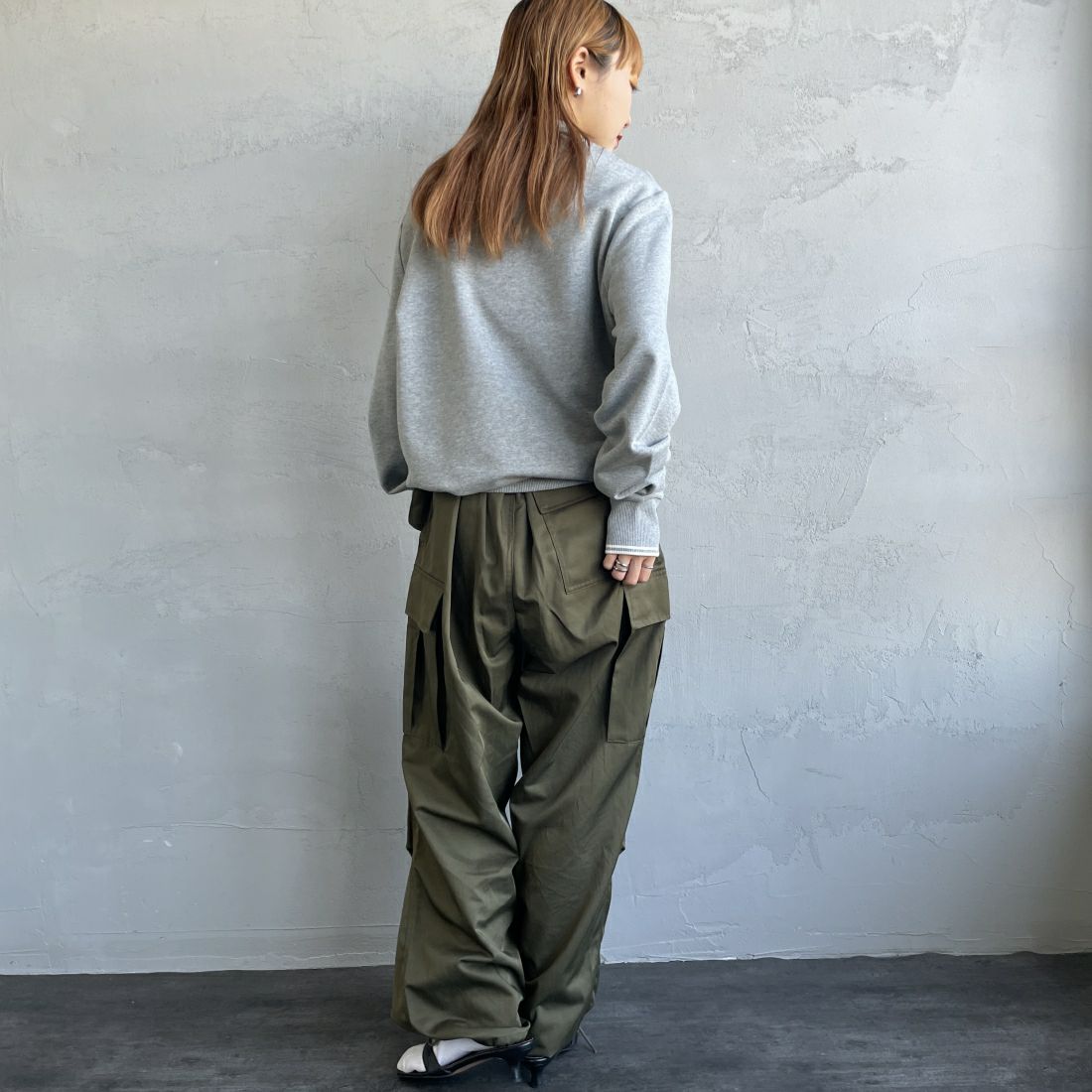 FRED PERRY [フレッドペリー] ワンポイントロゴ刺繍 ハーフジップスウェット [M3574] 420 STEEL &&モデル身長：156cm 着用サイズ：S&&