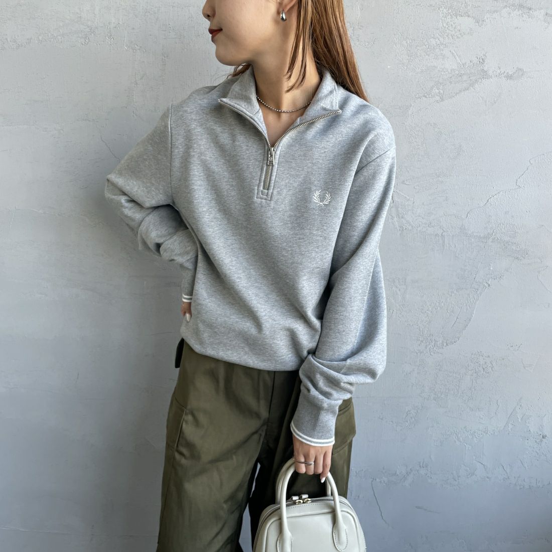 FRED PERRY [フレッドペリー] ワンポイントロゴ刺繍 ハーフジップスウェット [M3574] 420 STEEL &&モデル身長：156cm 着用サイズ：S&&