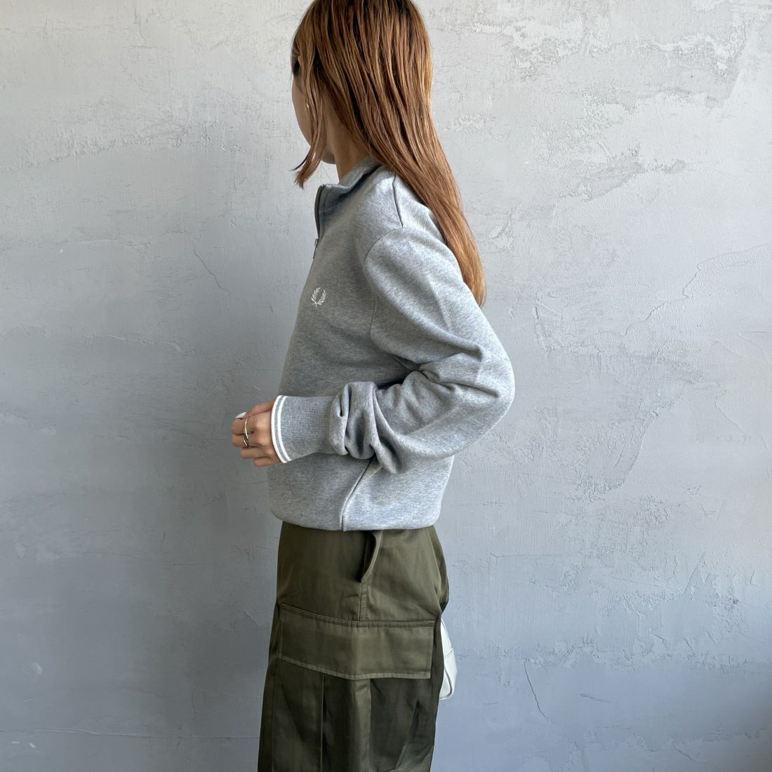 FRED PERRY [フレッドペリー] ワンポイントロゴ刺繍 ハーフジップスウェット [M3574] 420 STEEL &&モデル身長：156cm 着用サイズ：S&&