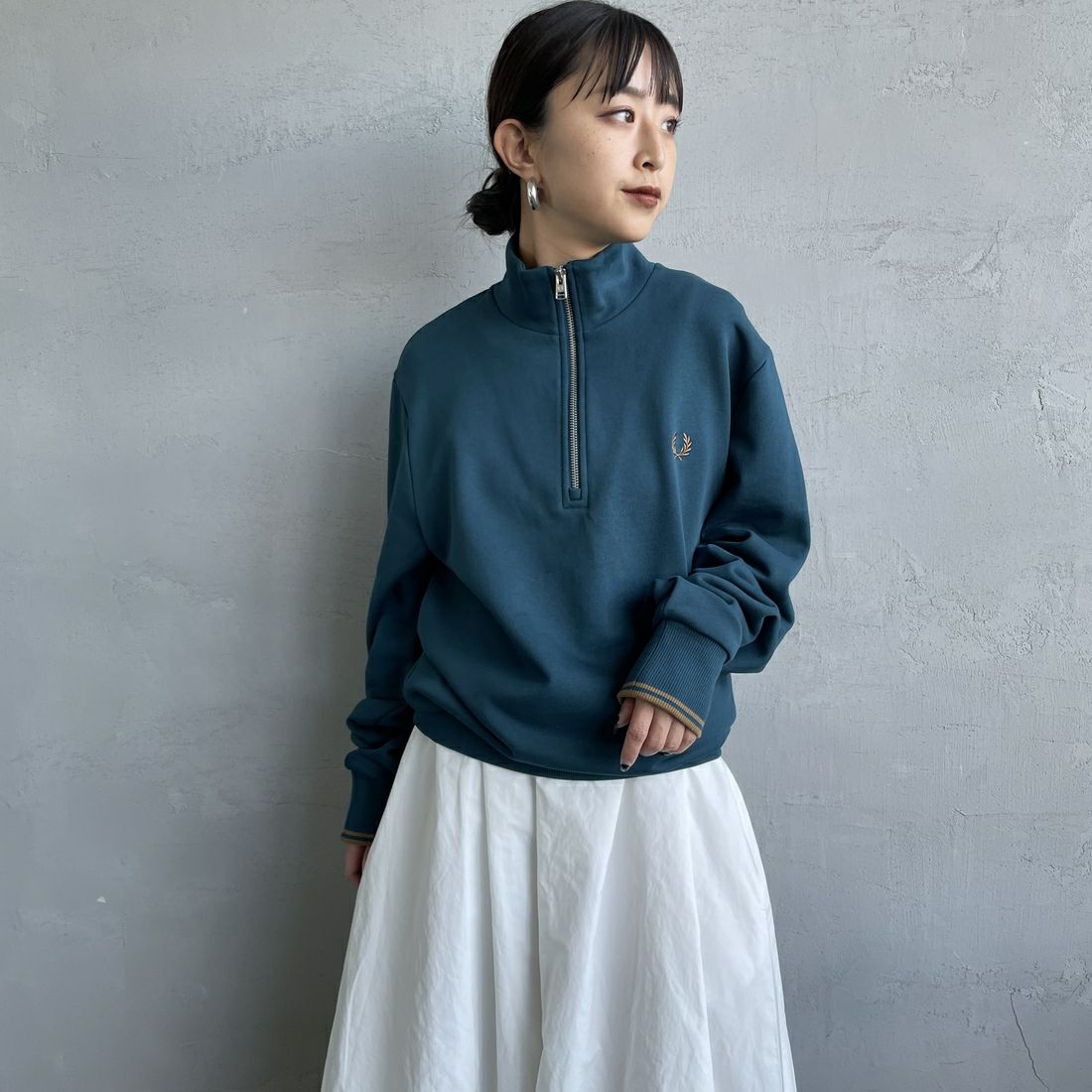 FRED PERRY [フレッドペリー] ワンポイントロゴ刺繍 ハーフジップスウェット [M3574] Z48 DARKPE &&モデル身長：150cm 着用サイズ：S&&