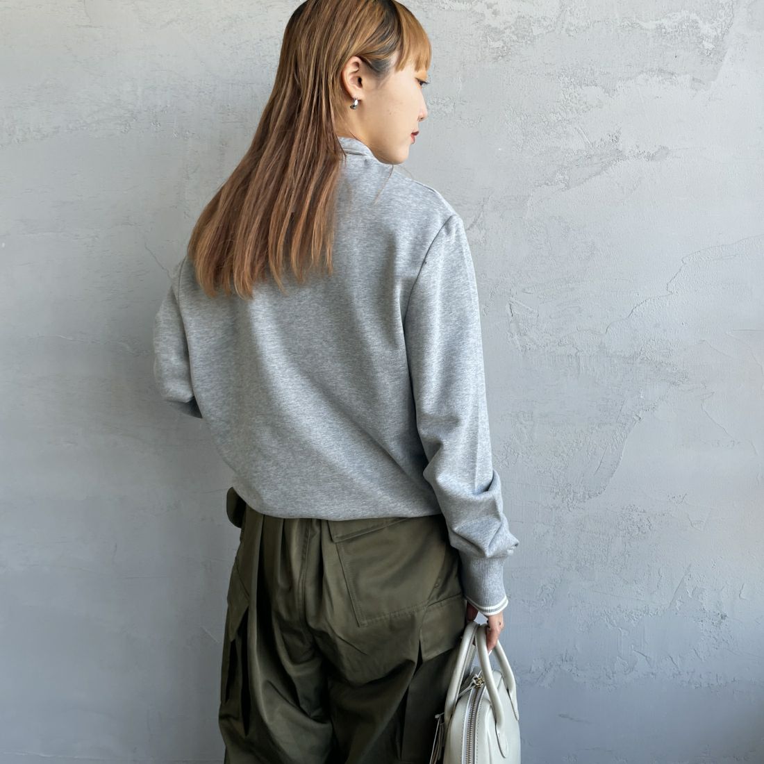 FRED PERRY [フレッドペリー] ワンポイントロゴ刺繍 ハーフジップスウェット [M3574] 420 STEEL &&モデル身長：156cm 着用サイズ：S&&